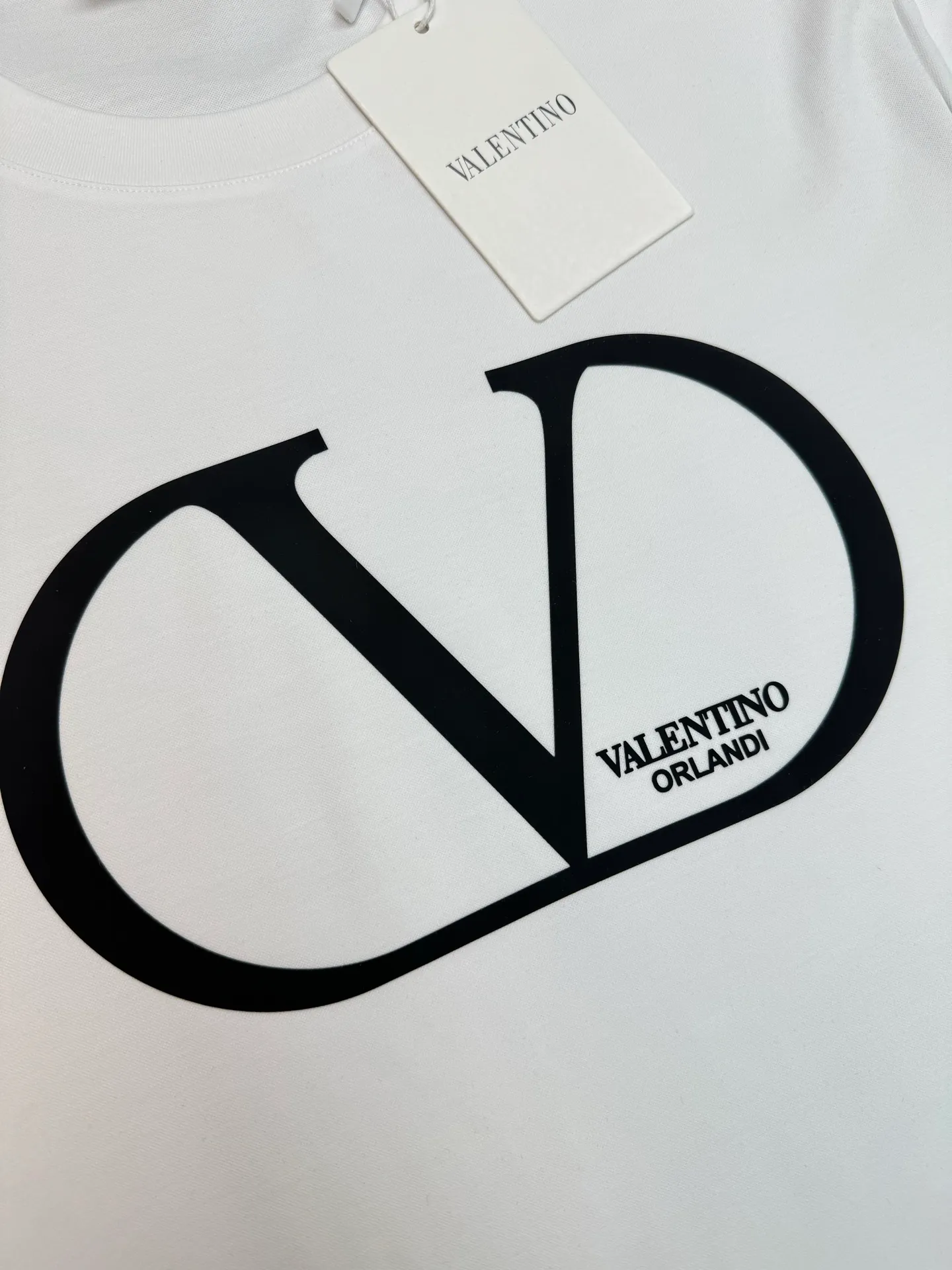 ⚜️Valentino Classic round neck T-shirt. Made of high-count mercerized cotton fabric, it has a delicate and soft light texture on the hand. It drape smoothly without sweating, and the upper body is neat and does not collapse. The iconic big V logo is minimalist and advanced, and the Black and White two-color Versatile is unmistakable. The round neck fits the neck without tightening the skin, and is suitable for daily commuting and leisure travel! It is low-key and releases a light and luxurious atmosphere. It is a basic model that men's wardrobe needs. It is soft and skin-friendly. It has excellent breathability and is super comfortable to wear in spring and summer! The contrasting color brand logo on the front is simple and recognizable, and the slim fit highlights your figure, making it easy to handle for daily commuting and leisure time ✨Sizes: M-4XL slim fit ❗️ (XL recommended for 175/145 pounds)